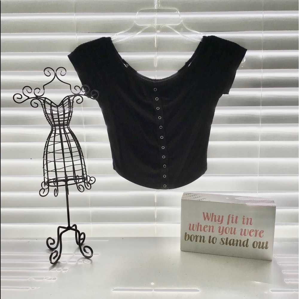 BLACK w/ BUTTONS CROP TOP